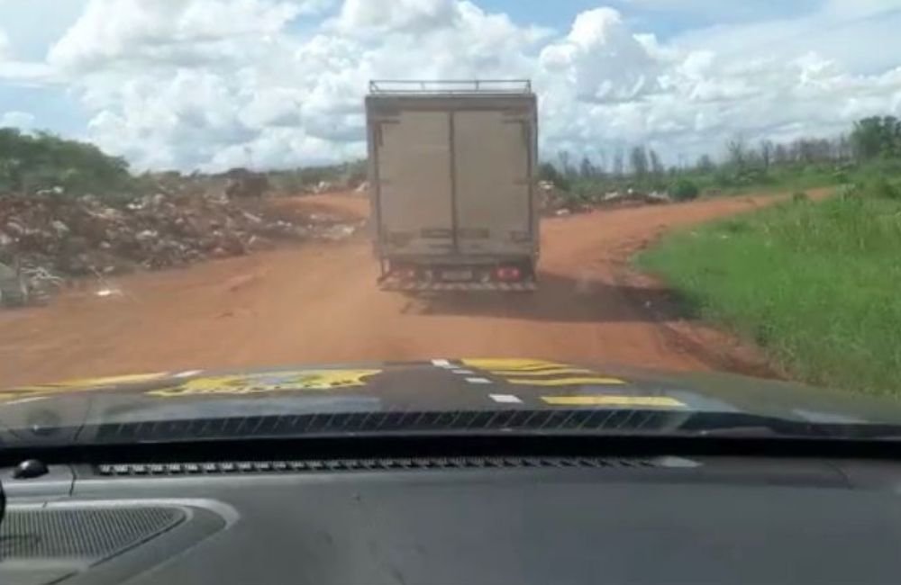 PRF apreende carne imprópria para consumo na BR-060, em Rio Verde