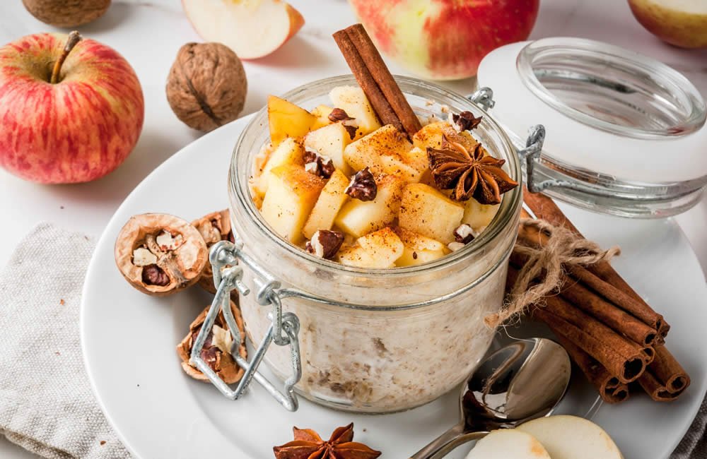 VÍDEO: Receita Fácil e Saudável de Overnight Oats de Maçã, Canela e Granola para o Café da Manhã Perfeito!