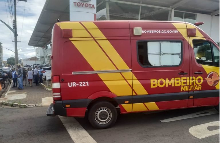 Acidente entre moto e carro deixa um homem ferido no centro de Jataí