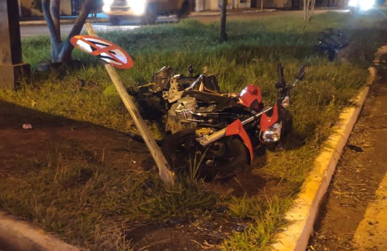 Colisão violenta entre carro e moto deixa duas pessoas feridas em Jataí