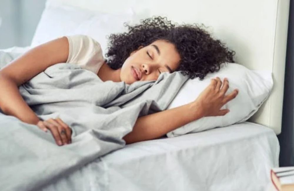 Dormir menos de 8 horas por noite pode aumentar a gordura na barriga