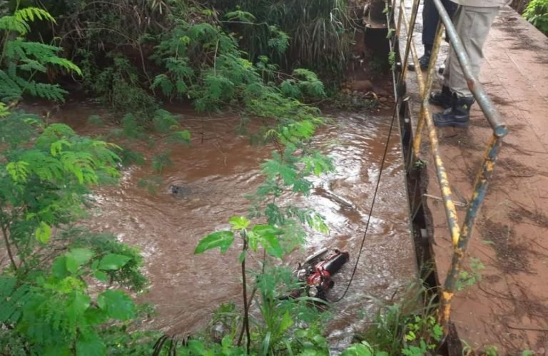 Motociclista morre após colidir com árvore e cair em córrego em Jataí
