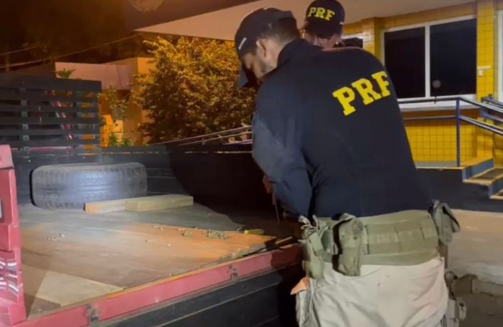 PRF apreende cerca carregamento de droga escondida na carroceria de caminhonete na BR-364, em Jataí