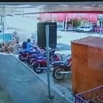 VÍDEO Pedestre escapa por um triz de ser atropelado em acidente com carro que furou sinal vermelho em Jataí