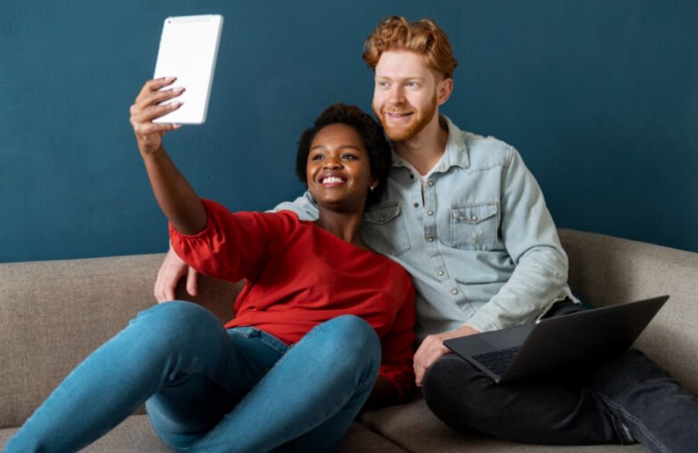 Casais mais felizes não expõem a vida na internet, diz estudo