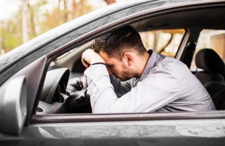 Dormiu menos de 5 horas Não pegue o carro. O risco é o mesmo que dirigir embriagado, alerta novo estudo