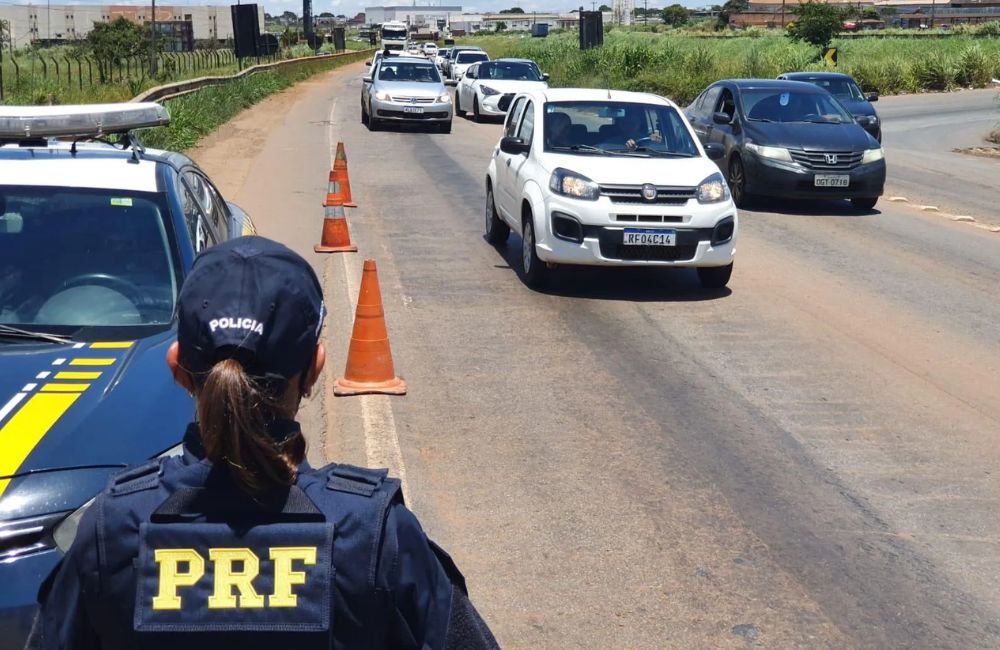 Duas mortes e mais de 60 motoristas bêbados foram registrados nas BRs de Goiás durante o feriado de Tiradentes, diz PRF