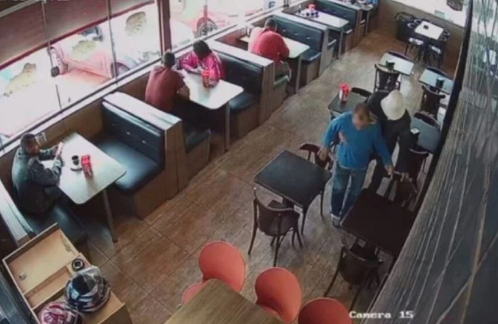 VÍDEO: Homem abandona pai idoso e desorientado em padaria