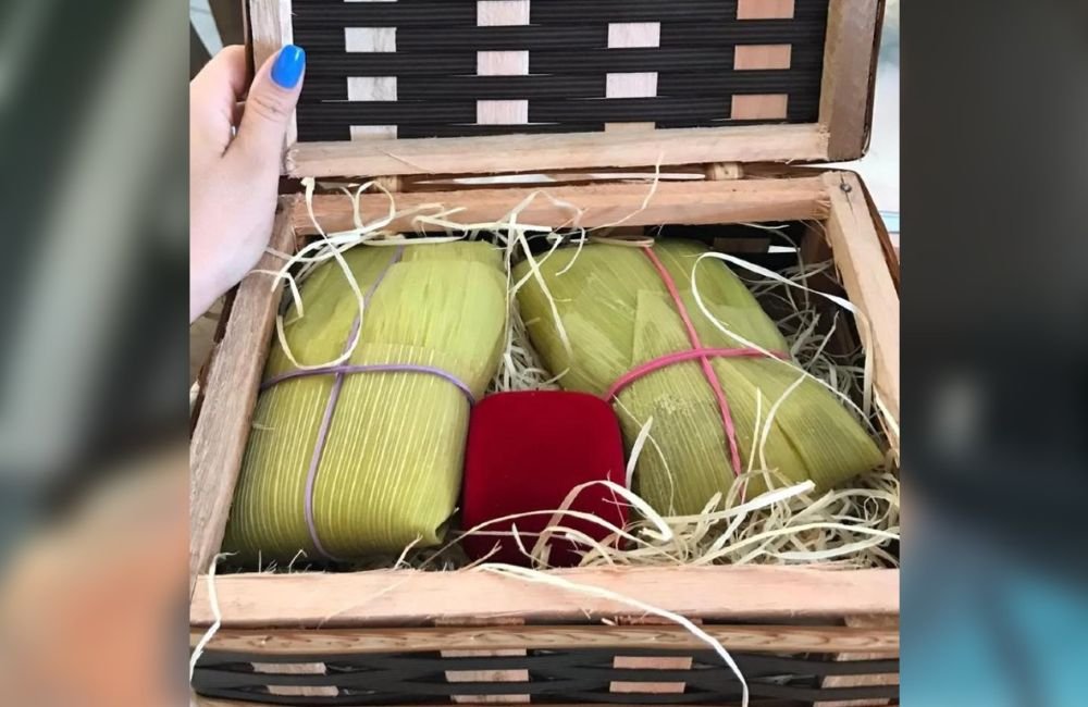 Jovem pede namorada em casamento com aliança entre duas pamonhas, em Goianira