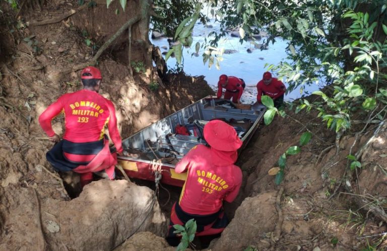 Bombeiros encontram corpo de homem desaparecido no Rio Claro