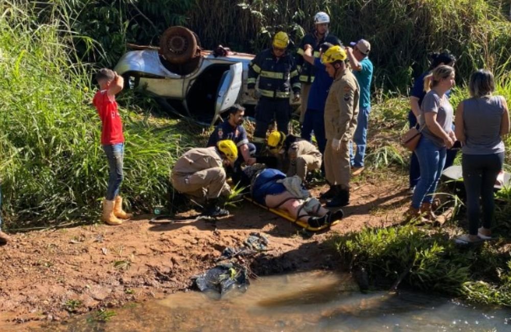 Bombeiros resgatam mulher após capotamento de carro na GO-501, em Rio Verde