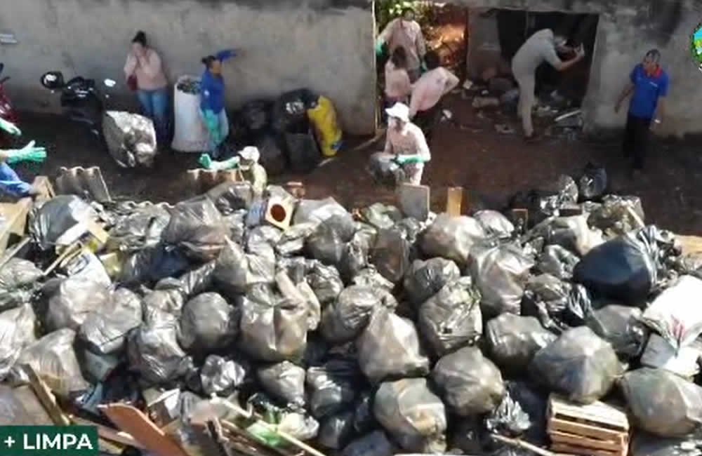 Prefeitura retira 15 toneladas de lixo de residências que acumulavam entulhos