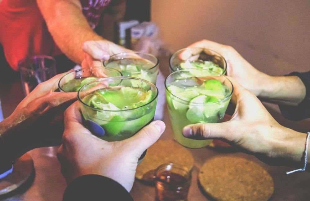 Sextou com caipirinha de cerveja! Veja como fazer!
