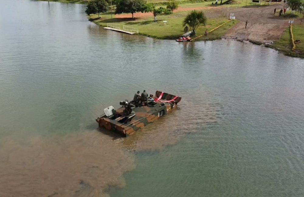 Bombeiros Militares de Jataí reforçam segurança em treinamento do Exército Brasileiro com veículo blindado Guarani