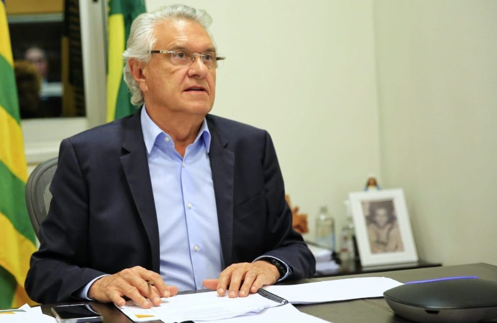 Caiado sanciona lei que proíbe oferta de empréstimo por telefone para idosos