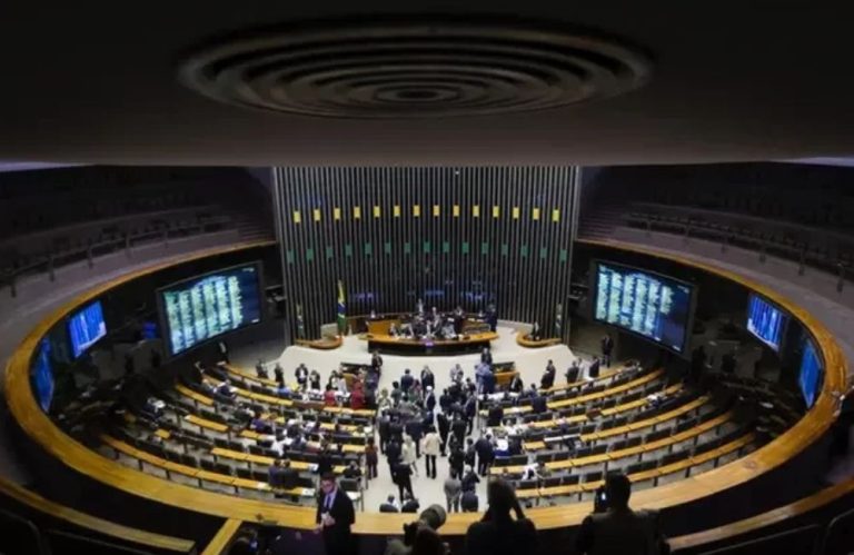 Câmara aprova PL que criminaliza discriminação de políticos