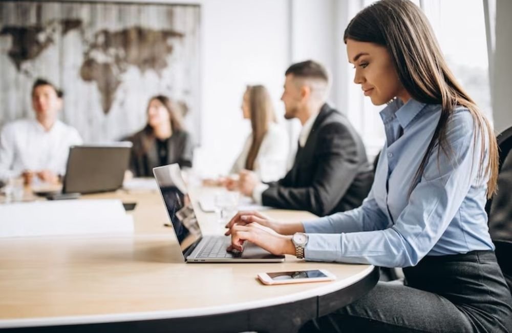 Semana com 4 dias de trabalho será testada no Brasil ainda neste ano; entenda