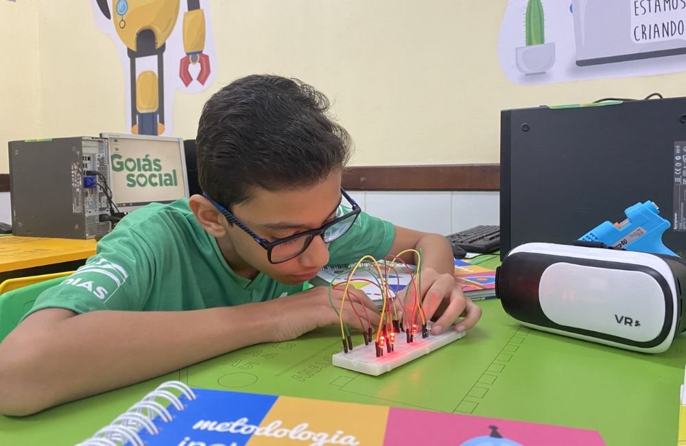 Aluno participa de atividades no Laboratório Include aulas gratuitas oferecem noções de robótica, eletricidade e mecânica