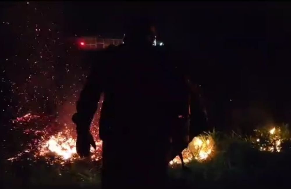 Corpo de Bombeiros Militar combate incêndio em chácara próximo ao perímetro urbano da cidade de Jataí