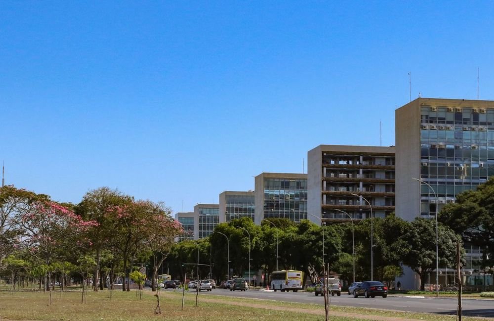 ‘Bater ponto’ deixa de ser obrigatório para servidores federais; entenda