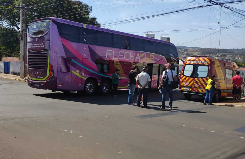 VÍDEO: Grave acidente entre ônibus e moto deixa duas pessoas gravemente feridas em Jataí