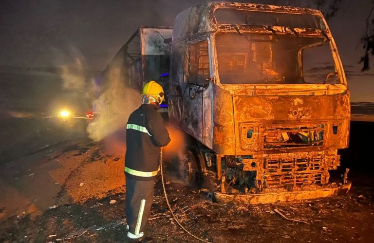 Incêndio em veículo de carga é controlado por equipe do Corpo de Bombeiros de Jataí