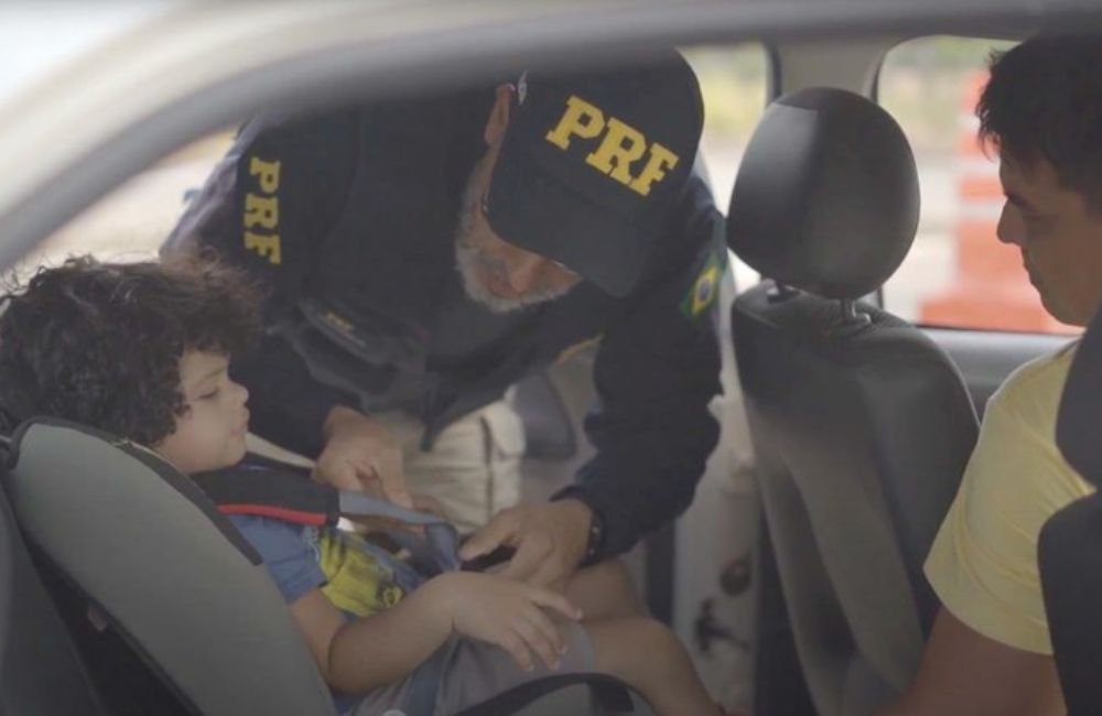 PRF flagra 58 crianças sem cadeirinha em 15 dias de férias escolares