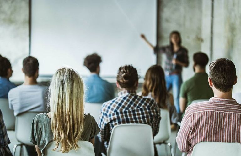 Prefeitura de Jataí e Universidade Federal de Jataí vão oferecer curso de inglês gratuito na Pracinha da Cultura