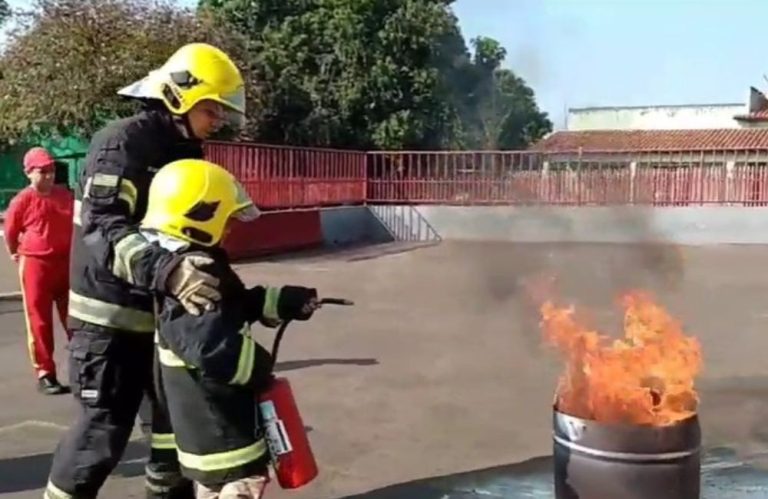 Corpo de Bombeiros em Jataí Promove Aula Prática de Combate a Princípio de Incêndio com Bombeiros Mirins do Projeto Proebom