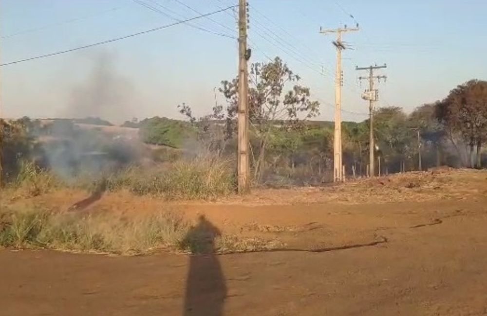 Incêndio provocado por rede de alta tensão atinge Distrito de Naveslândia