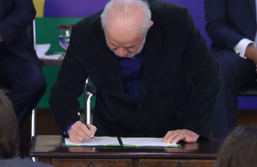 Lula assina medida provisória para taxar fundos de super-ricos