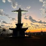 Vislumbres Dourados A Magia do Pôr do Sol no Mirante do Cristo Redentor de Jataí - Registrado por Vânia Santana