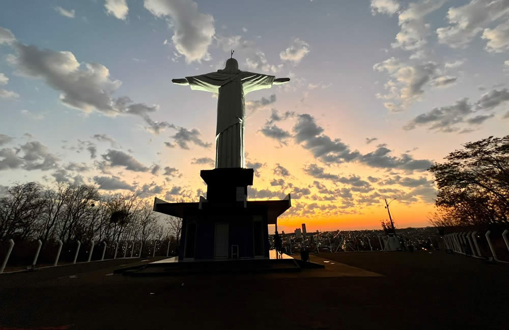 Vislumbres Dourados A Magia do Pôr do Sol no Mirante do Cristo Redentor de Jataí - Registrado por Vânia Santana