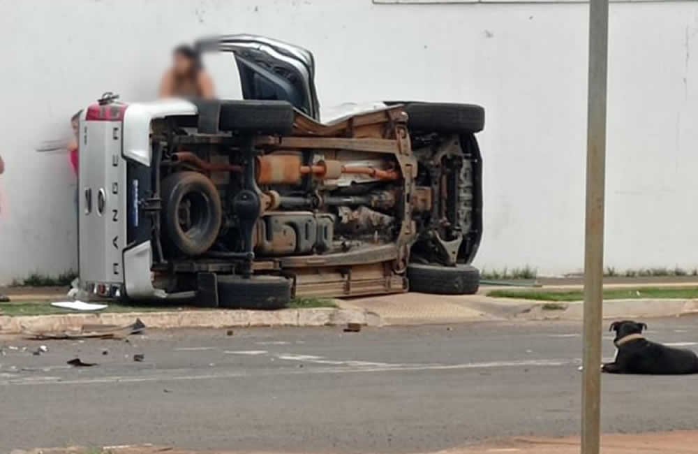 Camionete Ranger para tombada em acidente no Bairro Dom Abel em Jataí