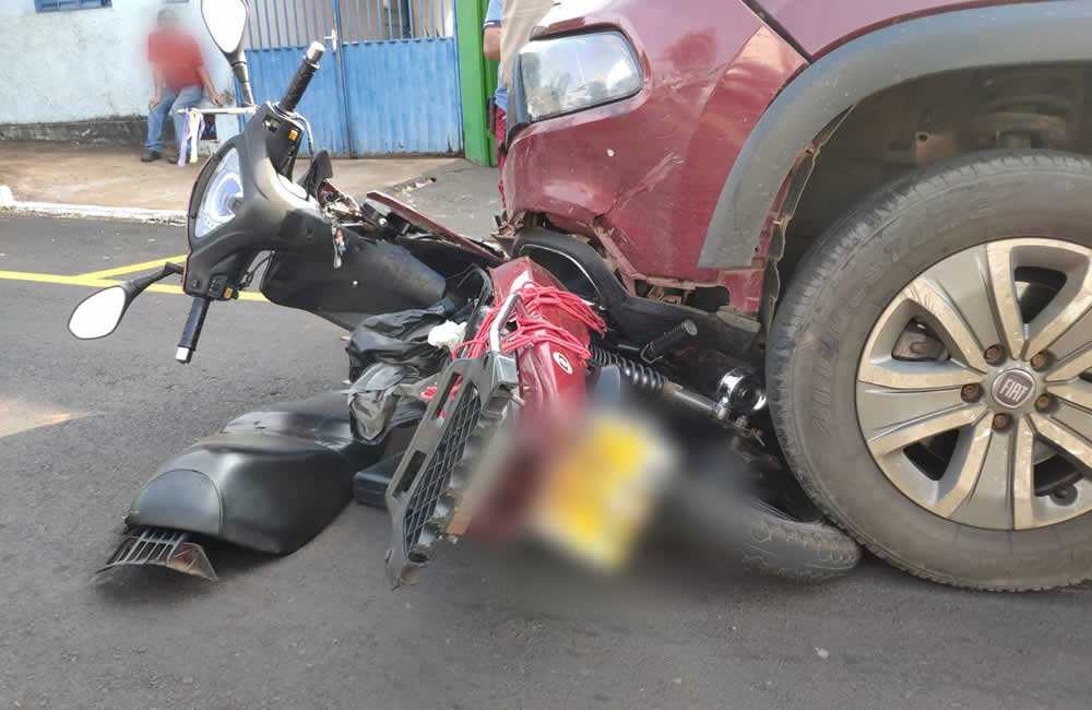 VÍDEO | Câmeras de Monitoramento Capturam o Momento Exato da Colisão entre Motociclista e Fiat Toro no Centro de Jataí
