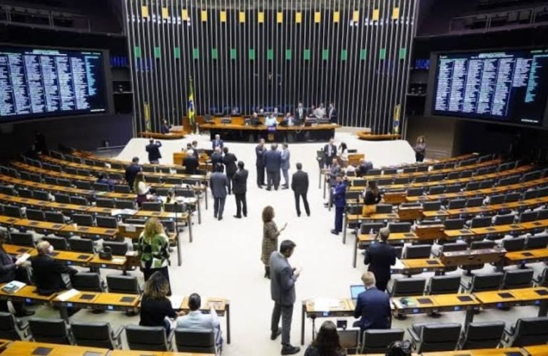 Veja como votou cada deputado federal de Goiás na minirreforma eleitoral
