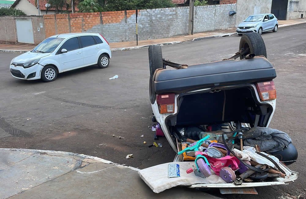Acidente no setor Santo Antônio em Jataí deixa carro tombado no início da tarde desta terça-feira (03)