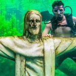 Cidade goiana com águas cristalinas de até 37,5 graus tem um Cristo Redentor submerso que encanta os turistas