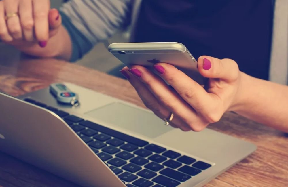 Vazamento sem precedentes expõe 16 bilhões de senhas da Apple, Google e Facebook