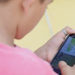 Governo lança consulta sobre uso de dispositivos digitais por crianças