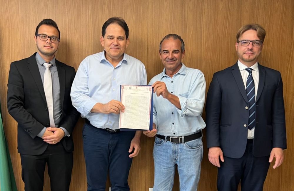 Prefeito assina em Goiânia escritura de doação do Thermas Park Jataí para o SESC
