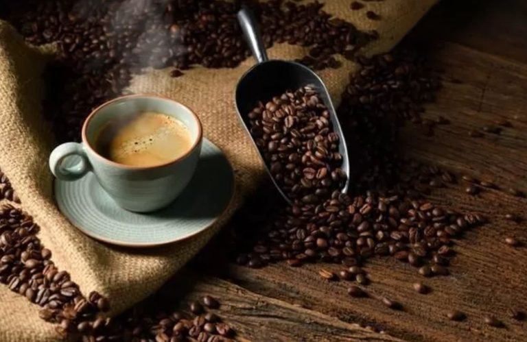 Como é feito o café descafeinado A bebida é realmente livre de cafeína