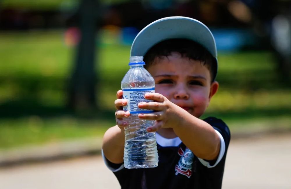 Desidratação no calor: xixi é ‘termômetro’ para evitar quadro; crianças e idosos correm maior risco