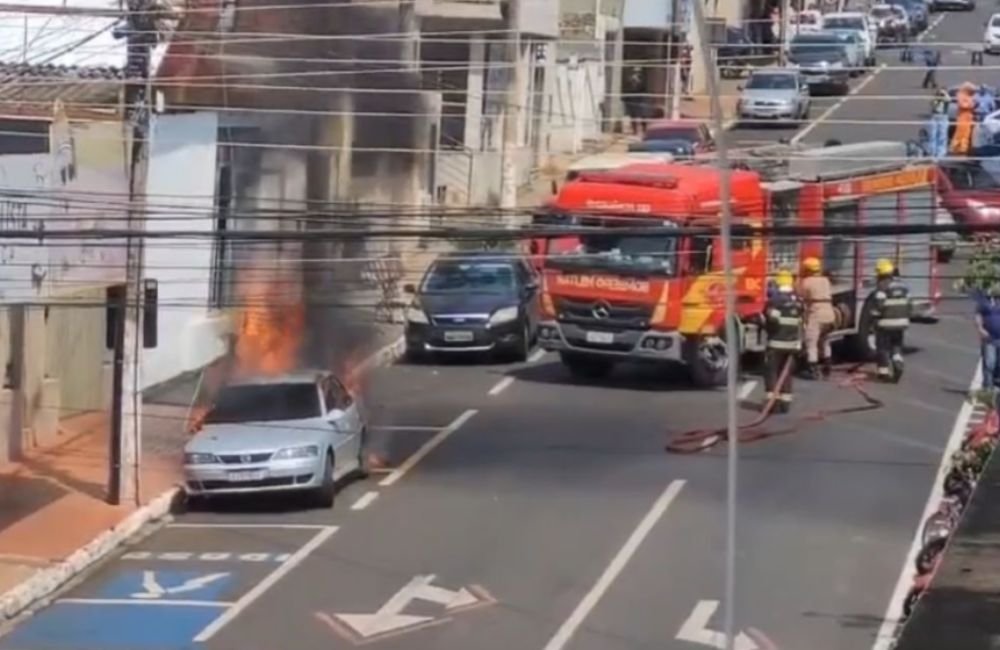 Fio de alta tensão se rompe, atinge carro e provoca incêndio em Jataí