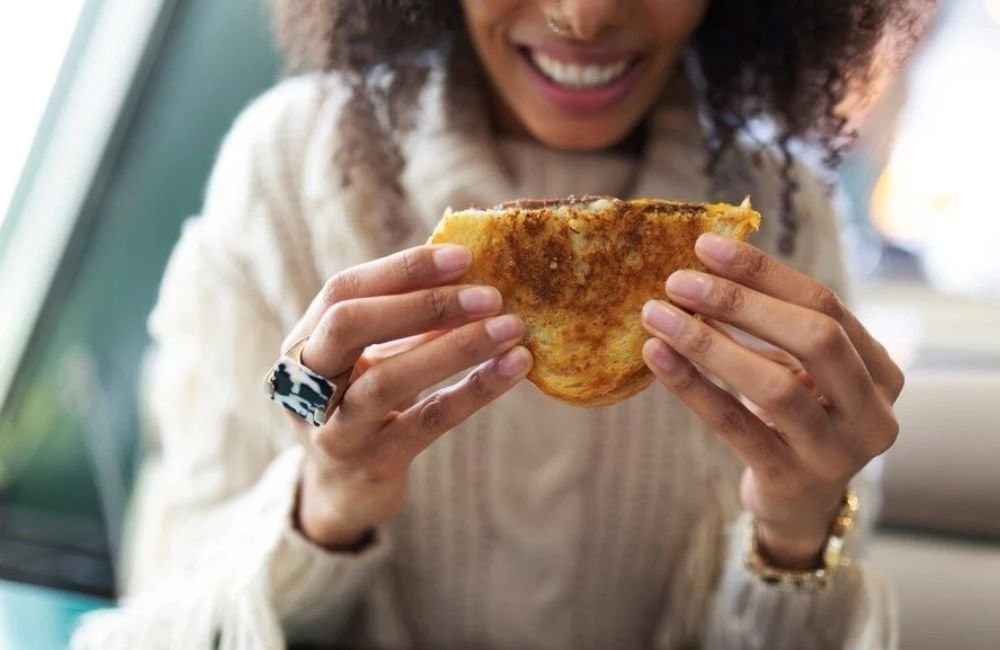 Pão tostado demais e câncer: a ciência explica a relação