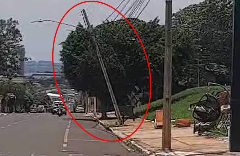 VÍDEO | Poste danificado à beira de tragédia preocupa moradores em Jataí