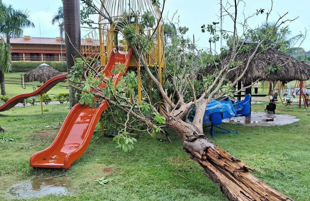 VÍDEOS | Tempestade Deixa Rastro de Destruição em Jataí na Tarde deste Domingo (19); Alerta Meteorológico Continua Vigente