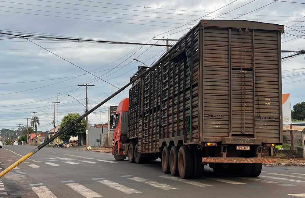 Carreta com Gado Fica Presa nas Fiações, Gerando Transtornos no Trânsito de Jataí