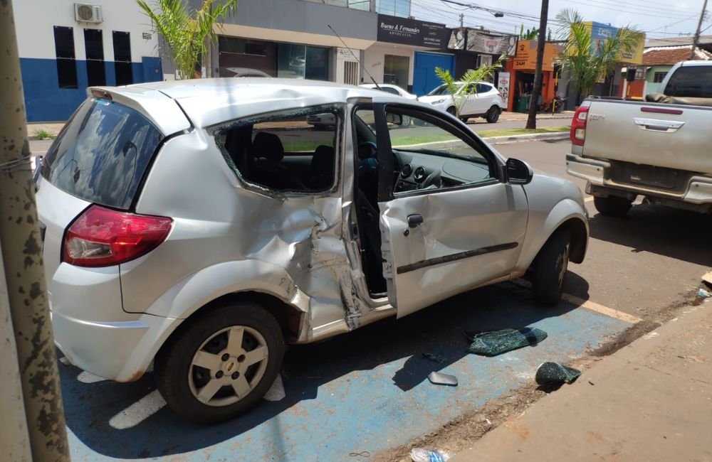 Acidente de Trânsito em Jataí Motociclista é Socorrido pelos Bombeiros após Colisão com Ford Ka