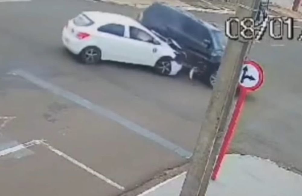 Colisão no Centro de Jataí: Resgate do Corpo de Bombeiros Atende Vítima com Suspeita de Fratura